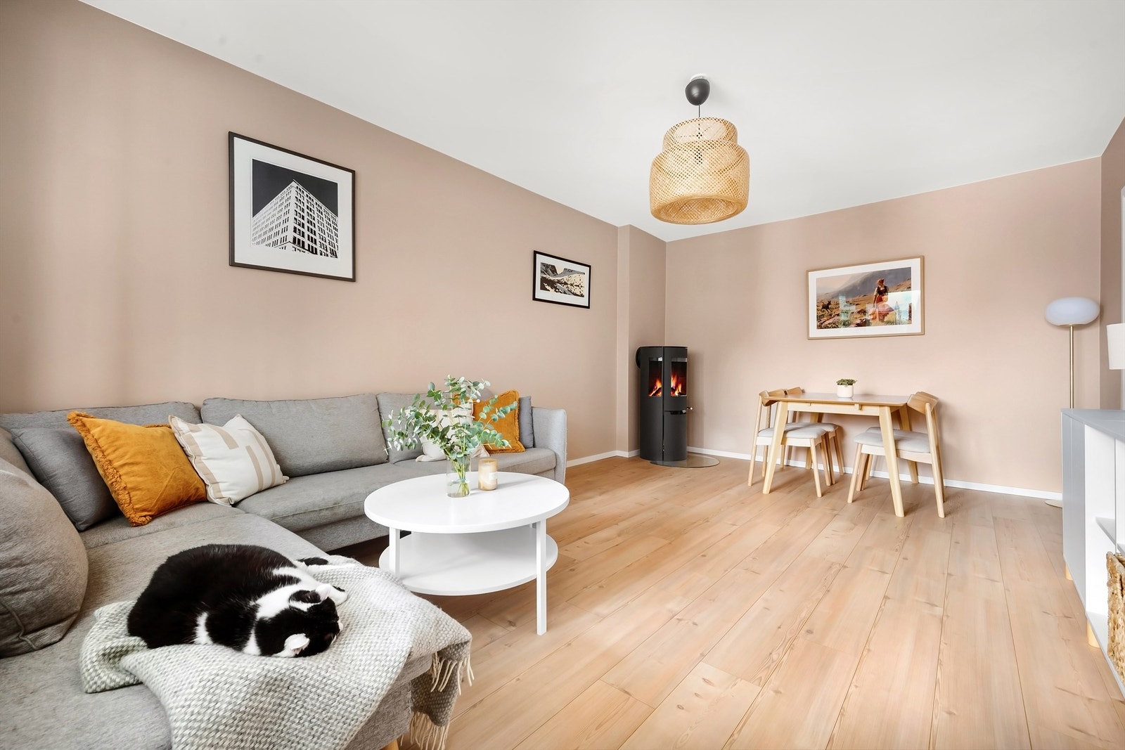 Her er det god plass til en sofagruppe med tilhørende salongbord og annet ønskelig stuemøblement. Galleribilde