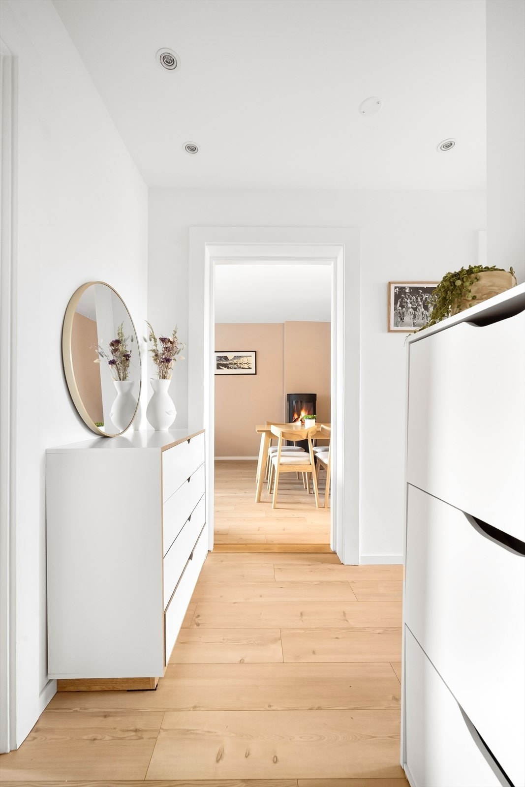 Leiligheten disponerer svært gode lagringsmuligheter med tre eksterne boder. Galleribilde