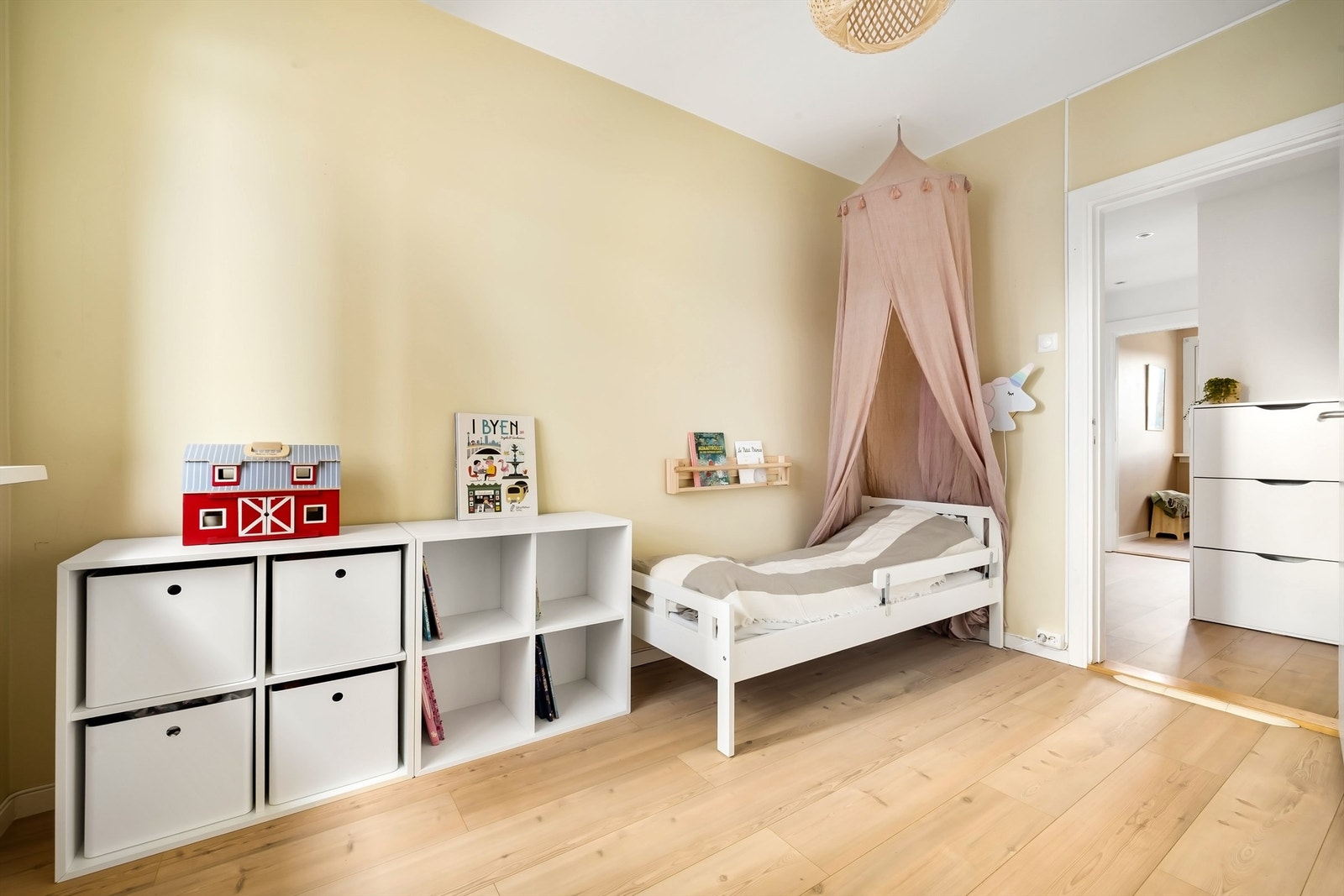 Det andre soverommet egner seg godt som barnerom, gjesterom eller kontor. Galleribilde