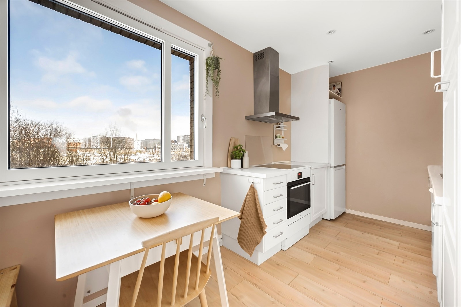 Fra kjøkkenvinduet har du en grønn og fin utsikt, den perfekte plassen for å nyte frokosten. Galleribilde