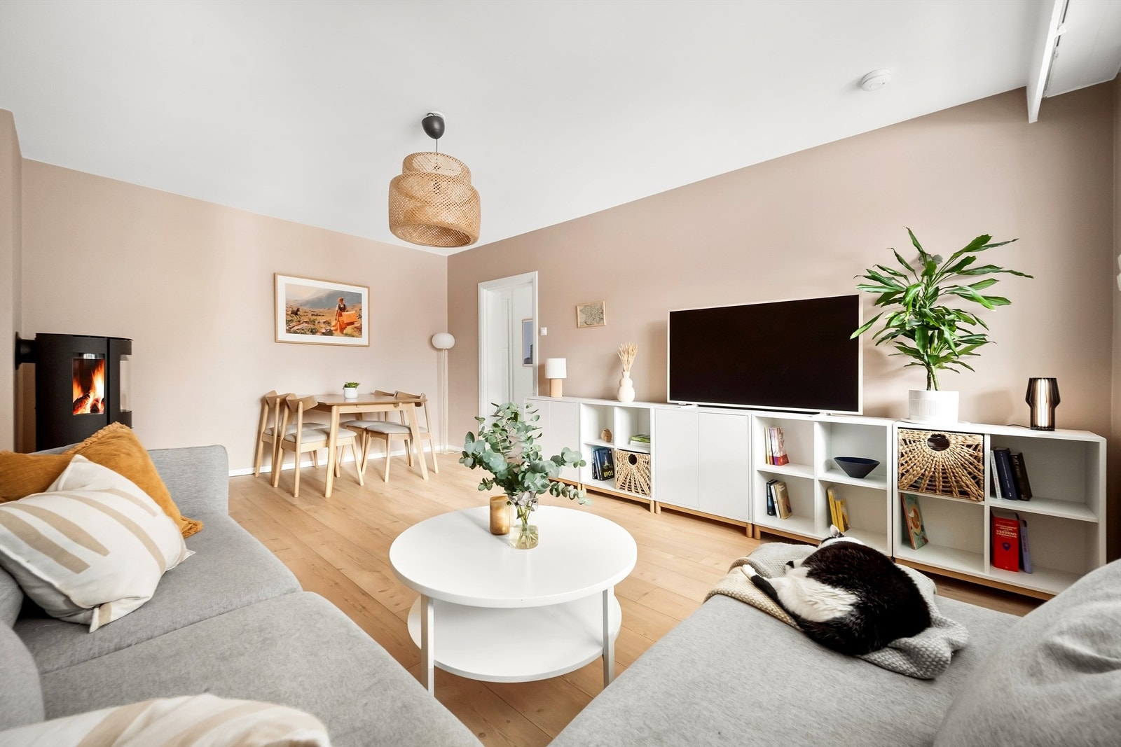 Overflatene er holdt i tidsriktige og delikate farger. Galleribilde