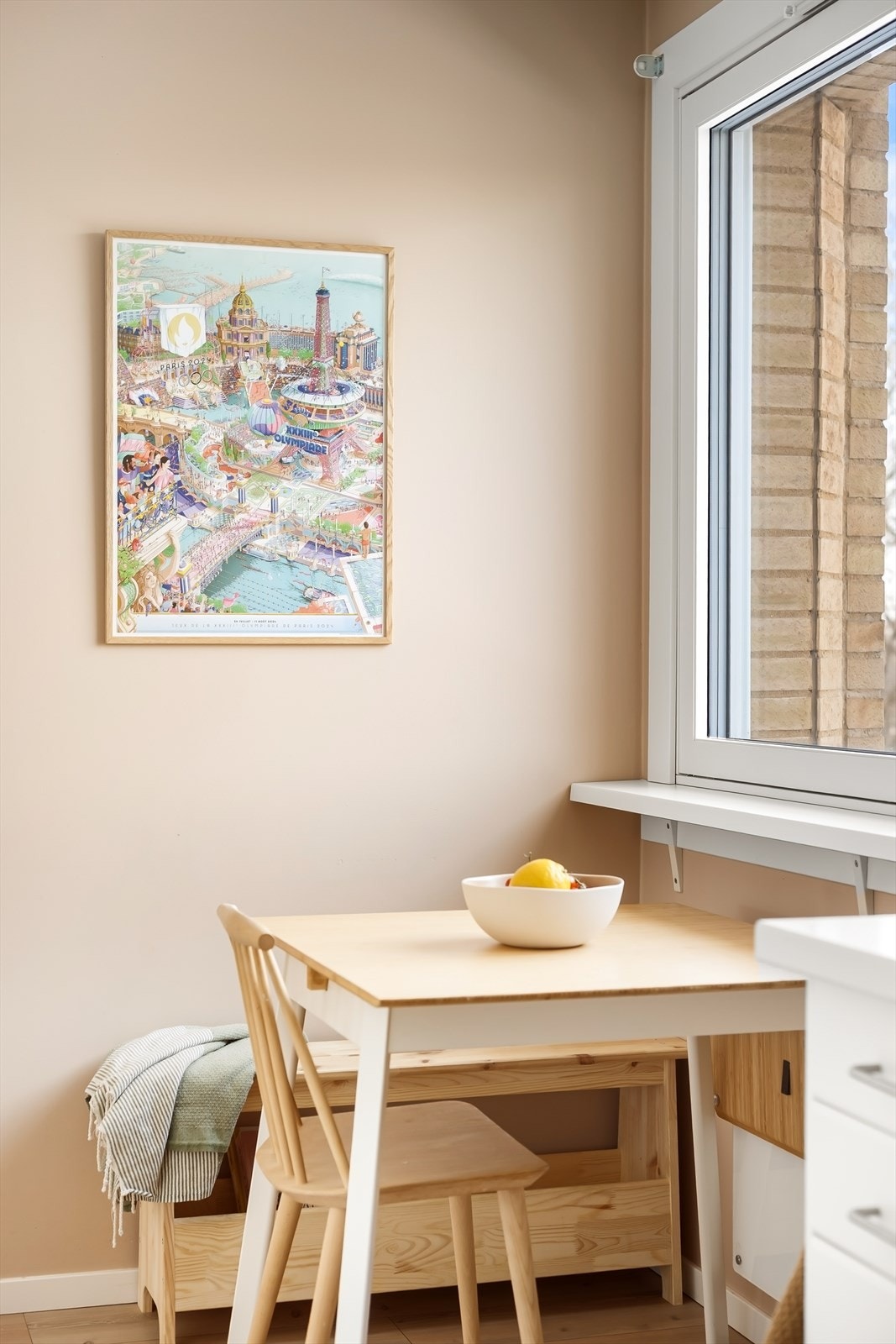 En hyggelig spiseplass ved vinduet gir rommet ekstra funksjonalitet. Galleribilde