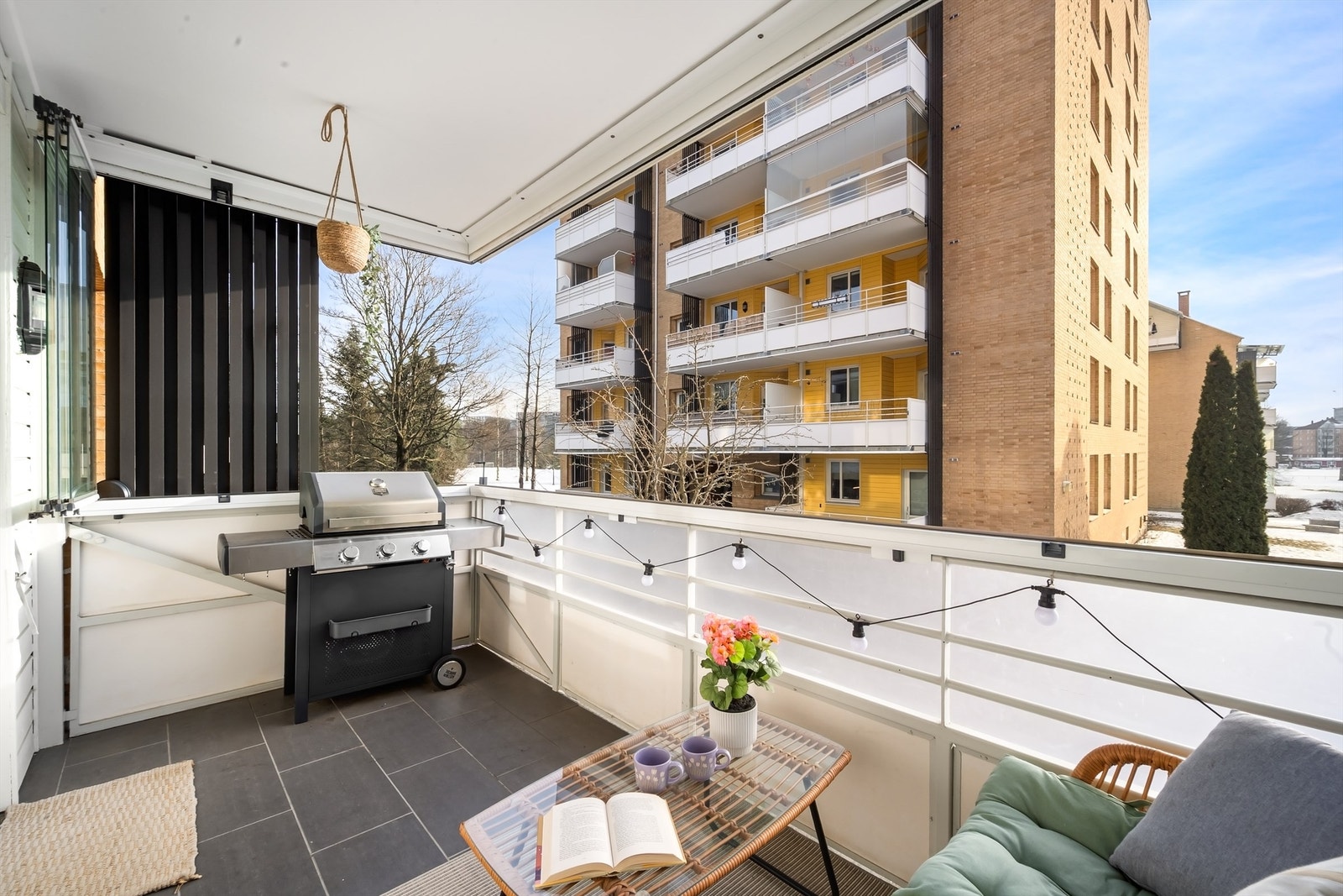 Innglassingen gjør at balkongen kan benyttes uavhengig av vær og årstid. Her er det god plass til utemøbler og grill. Galleribilde