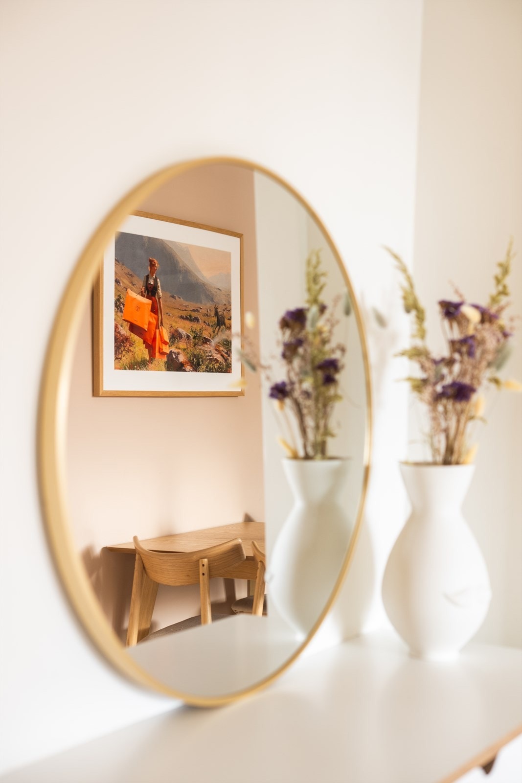 En stilren og delikat leilighet med en gjennomtenkt fargepalett. Galleribilde