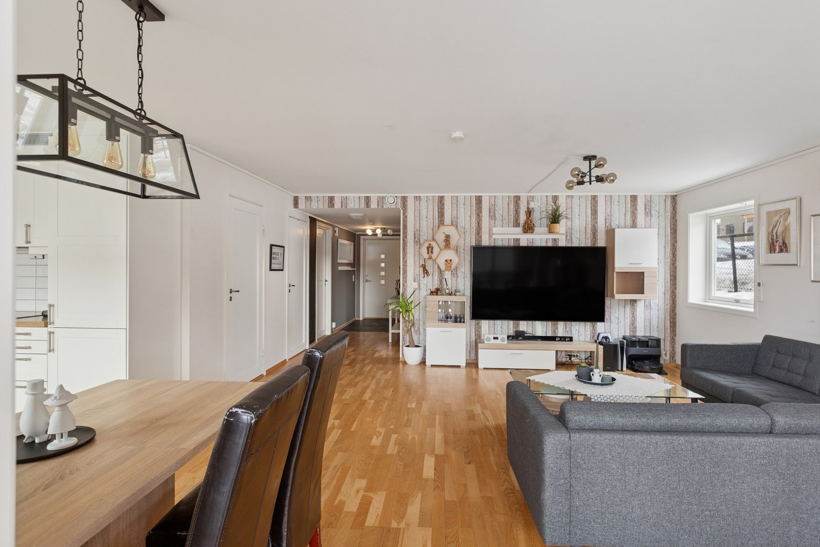 Leilighten har parkering i garasje på egen tomt. Galleribilde