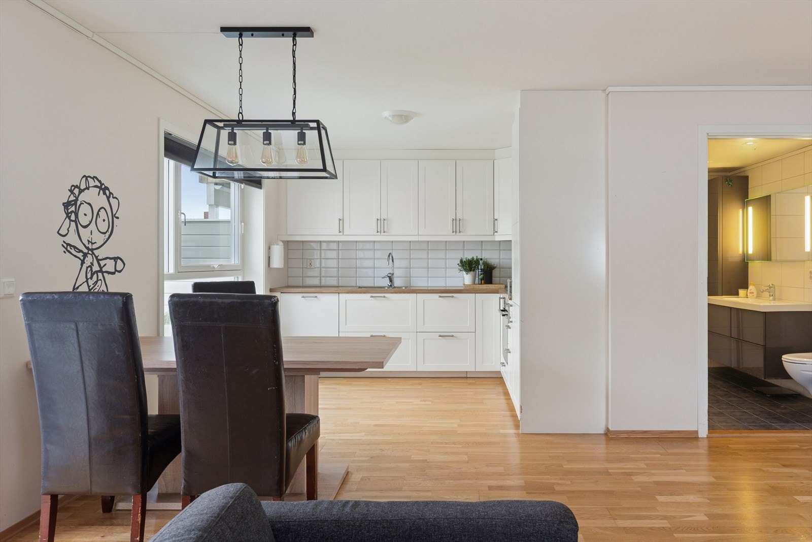 Åpen og praktisk planløsning, med en naturlig soneinndeling mellom spiseplass, kjøkken og stue. Galleribilde