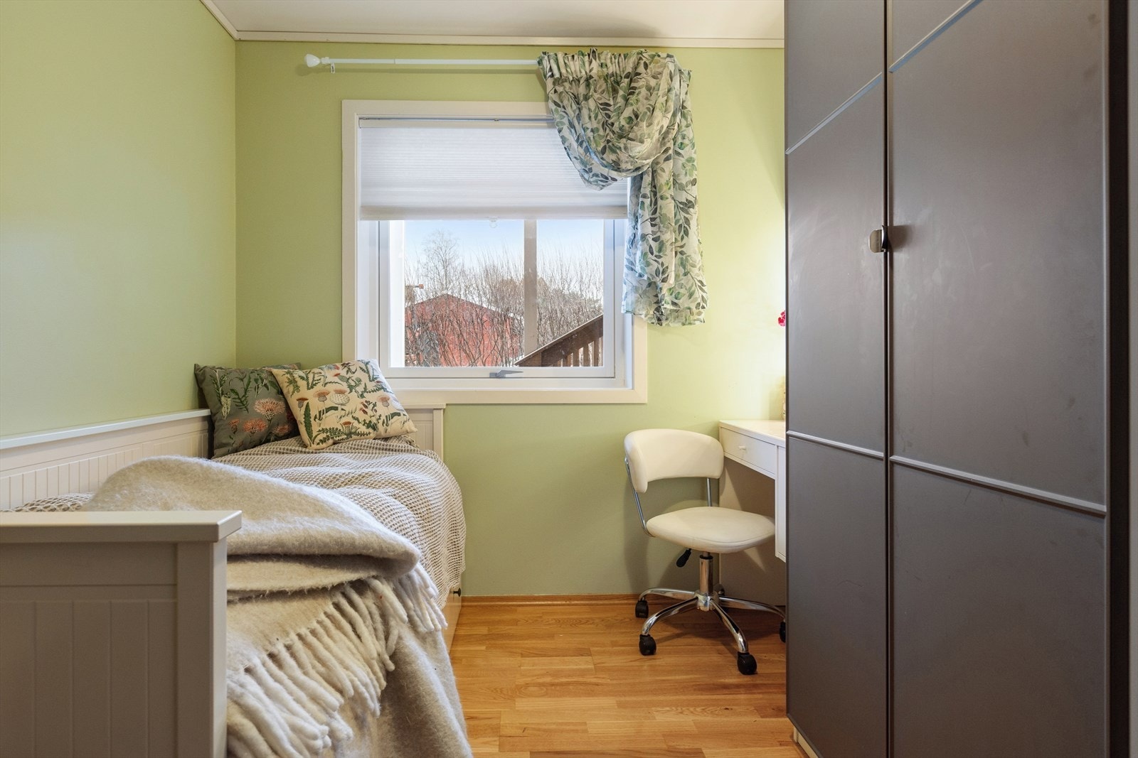 Alle soverommene har god plass til seng, pult og garderobeløsning. Galleribilde