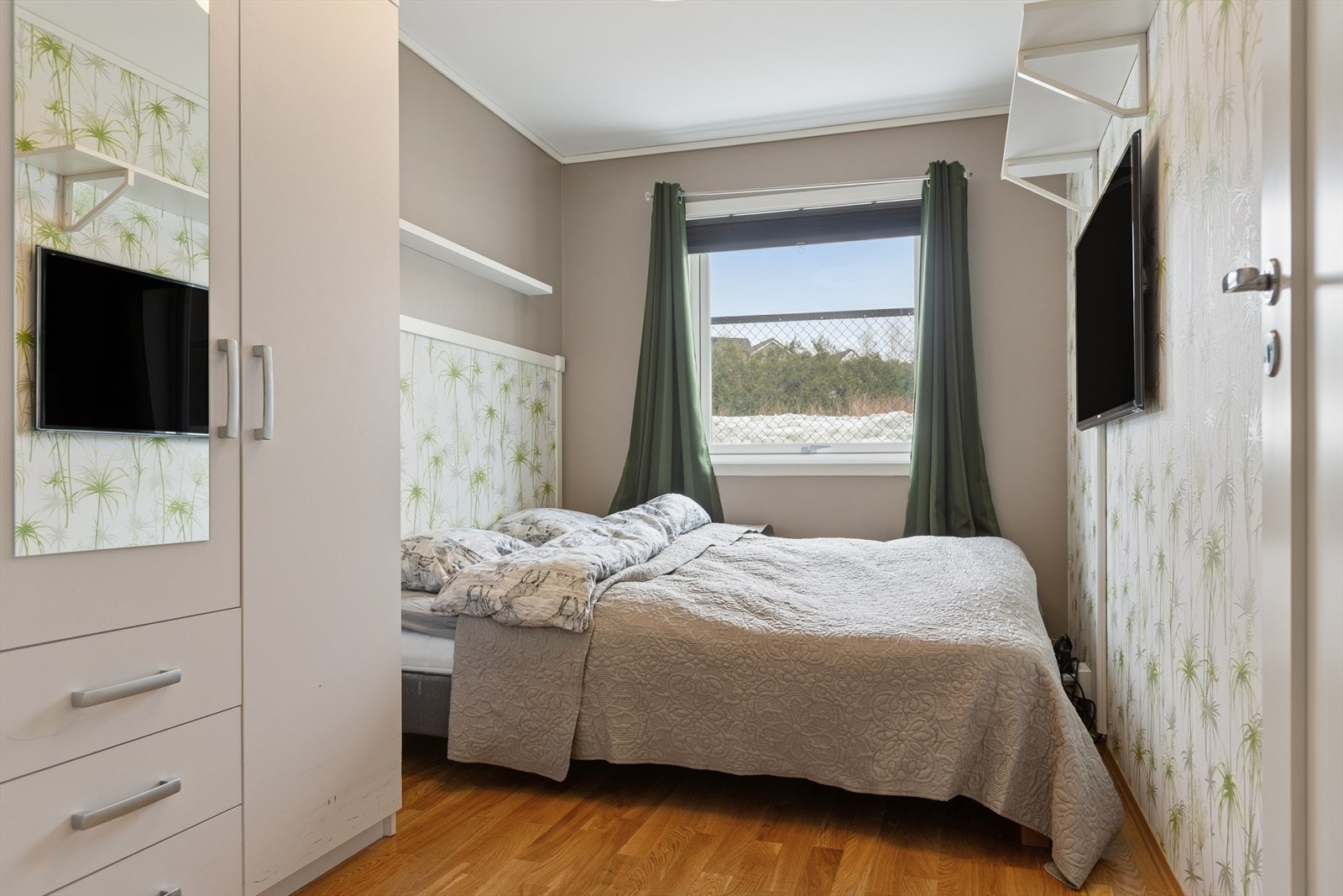 Leiligheten har 3 gode soverom på ca. 8,5, 8,3 og 7,2 kvm Galleribilde