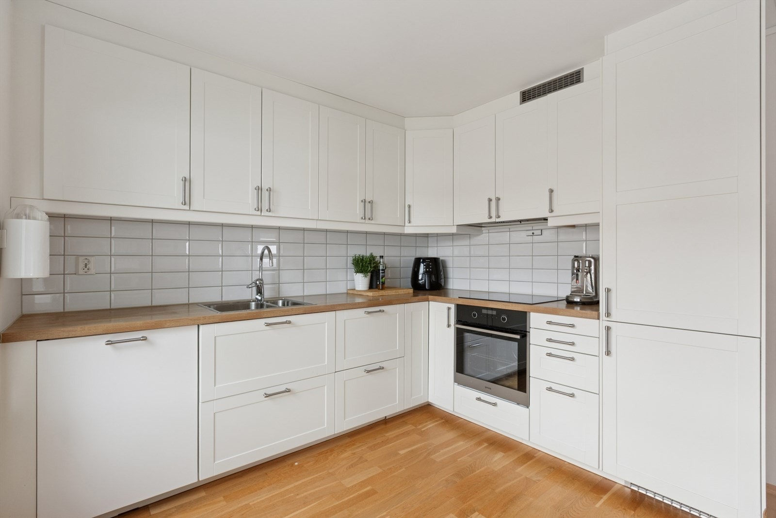 Praktisk og romslig kjøkken med god benkeplass og praktiske overskap som gir rikelig oppbevaring. Galleribilde