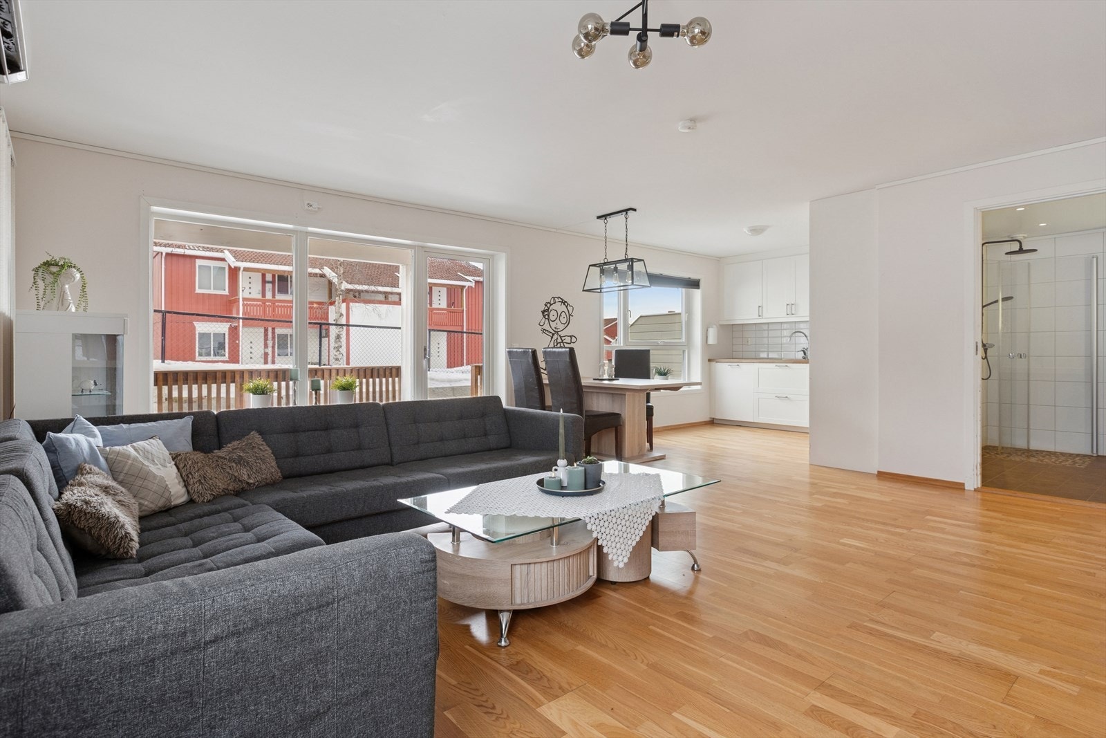 Lyst og romslig oppholdsrom med store vindusflater og åpen løsning mot både spiseplass og kjøkken. Her får du god plass til større møbler og en naturlig flyt gjennom rommet Galleribilde