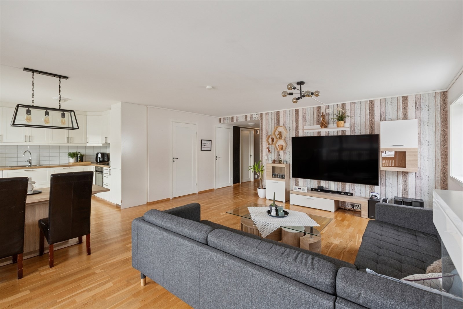 Stue/kjøkken arealet på ca 37,5 kvm som gir rom for mange møbleringsmuligheter Galleribilde