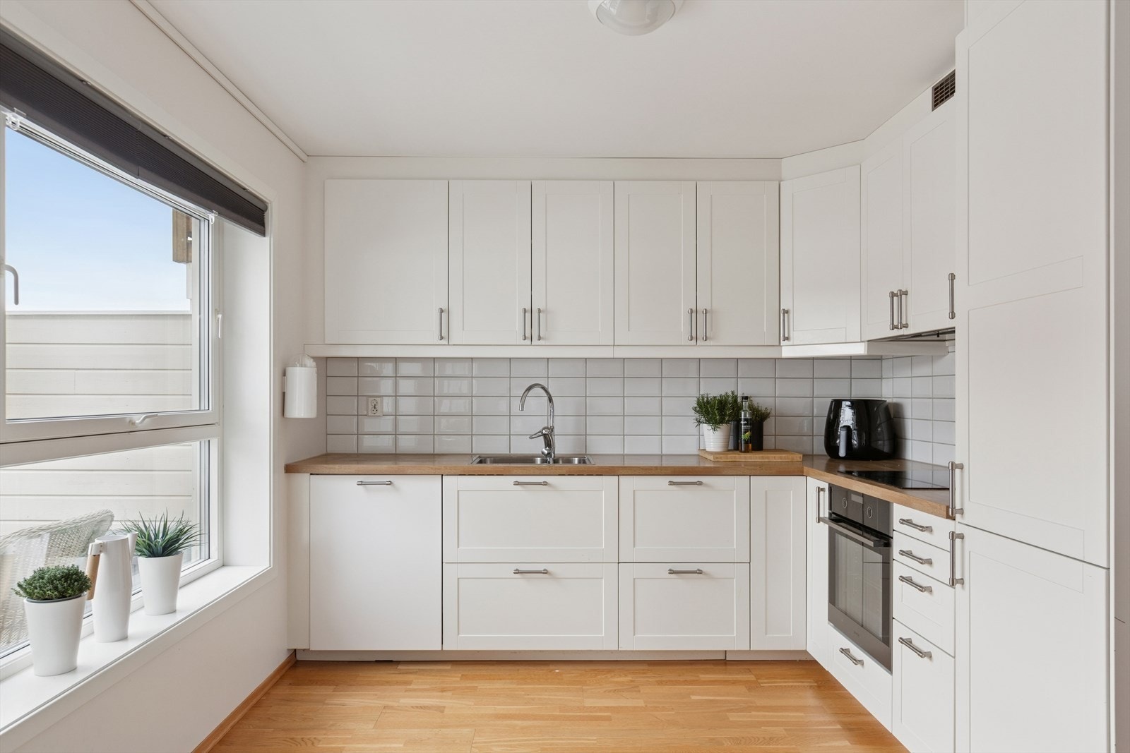 Store vindusflater sørger for naturlig lys og en trivelig arbeidsflate Galleribilde