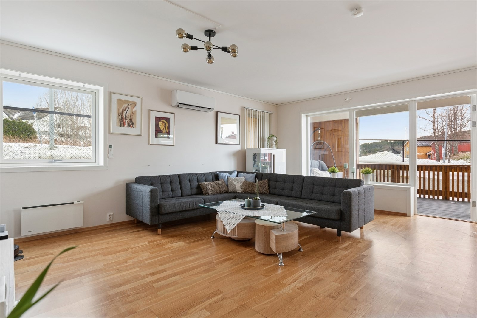 Lys og romslig stue med store vindusflater og utgang til terrasse. God plass til både stor sofa og spisegruppe. Galleribilde