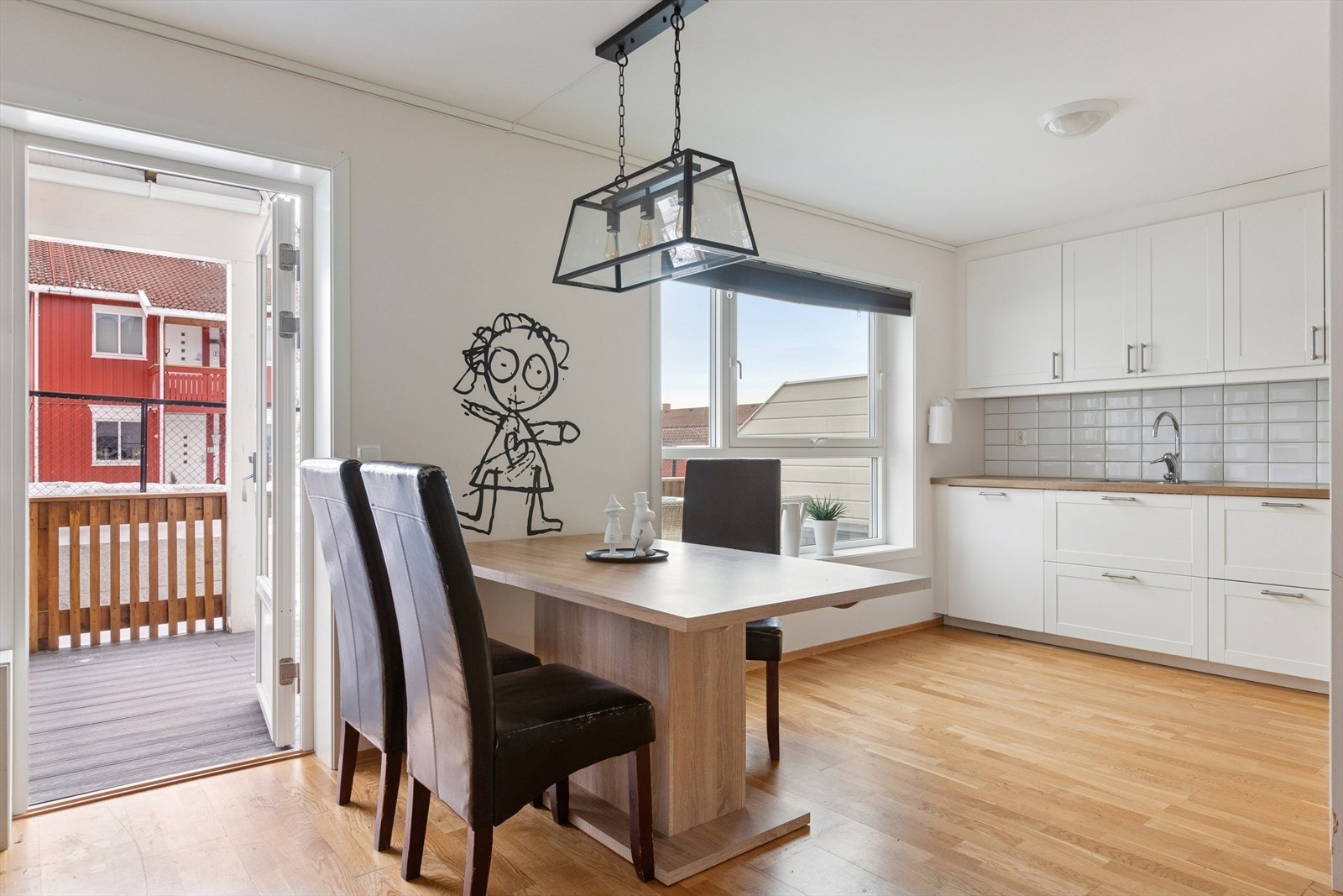 Lun spiseplass med gode lysforhold og direkte tilgang til balkong. Galleribilde