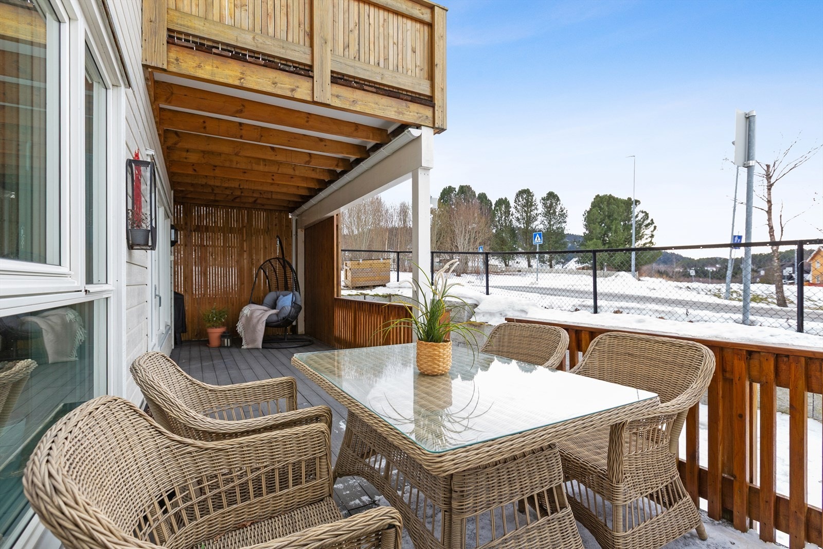 Terrassen er praktisk og skjermet med flott utsyn mot nærområdet. Galleribilde