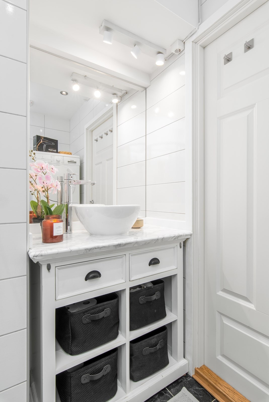 Bad med fliser på gulv og vegg Galleribilde