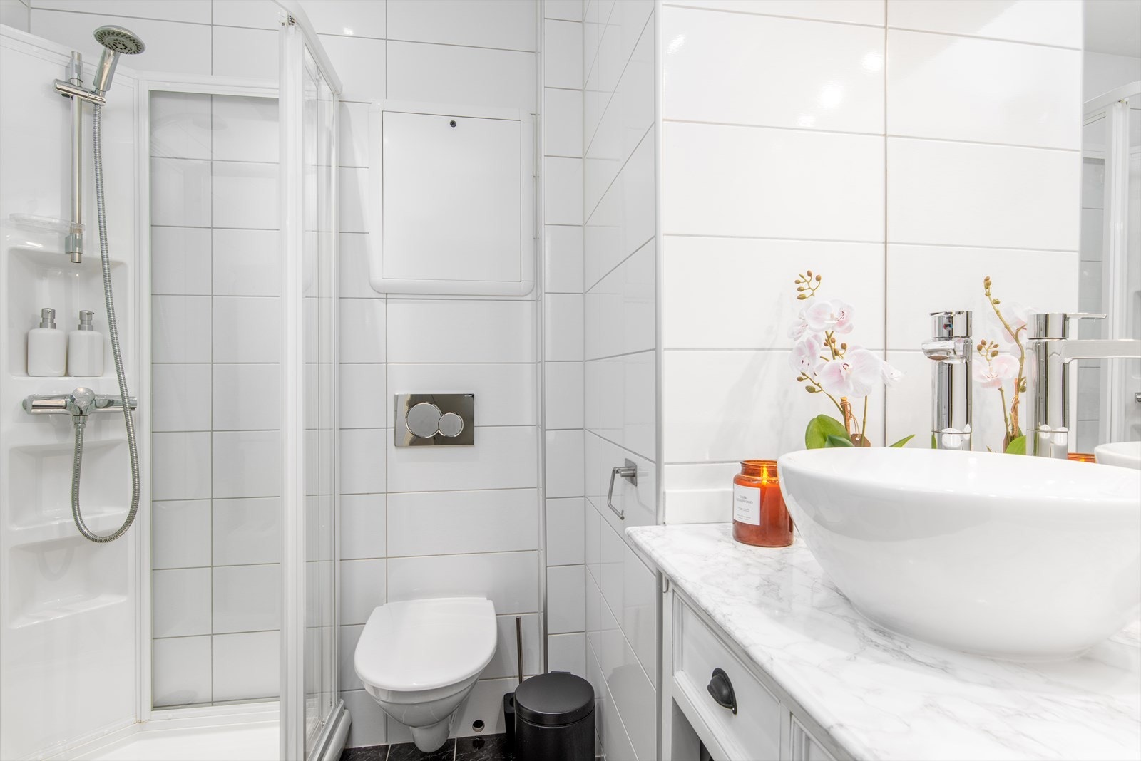 Bad med fliser på gulv og vegg. Galleribilde