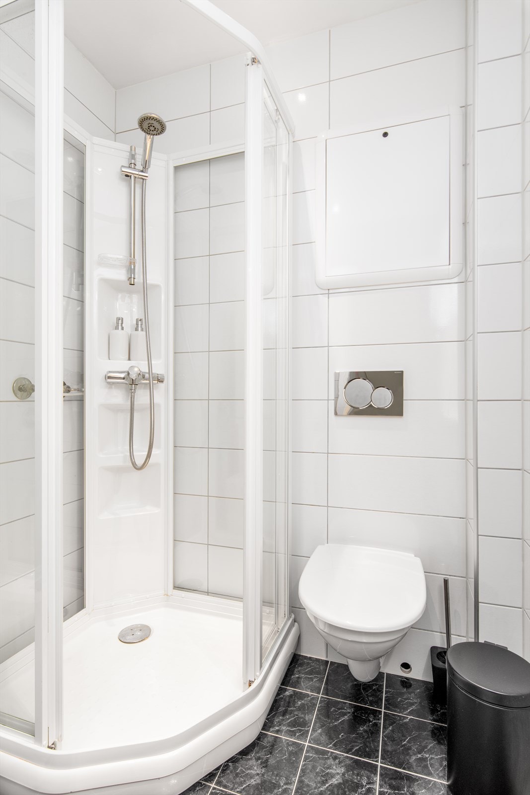 Bad med fliser på gulv og vegg. Galleribilde