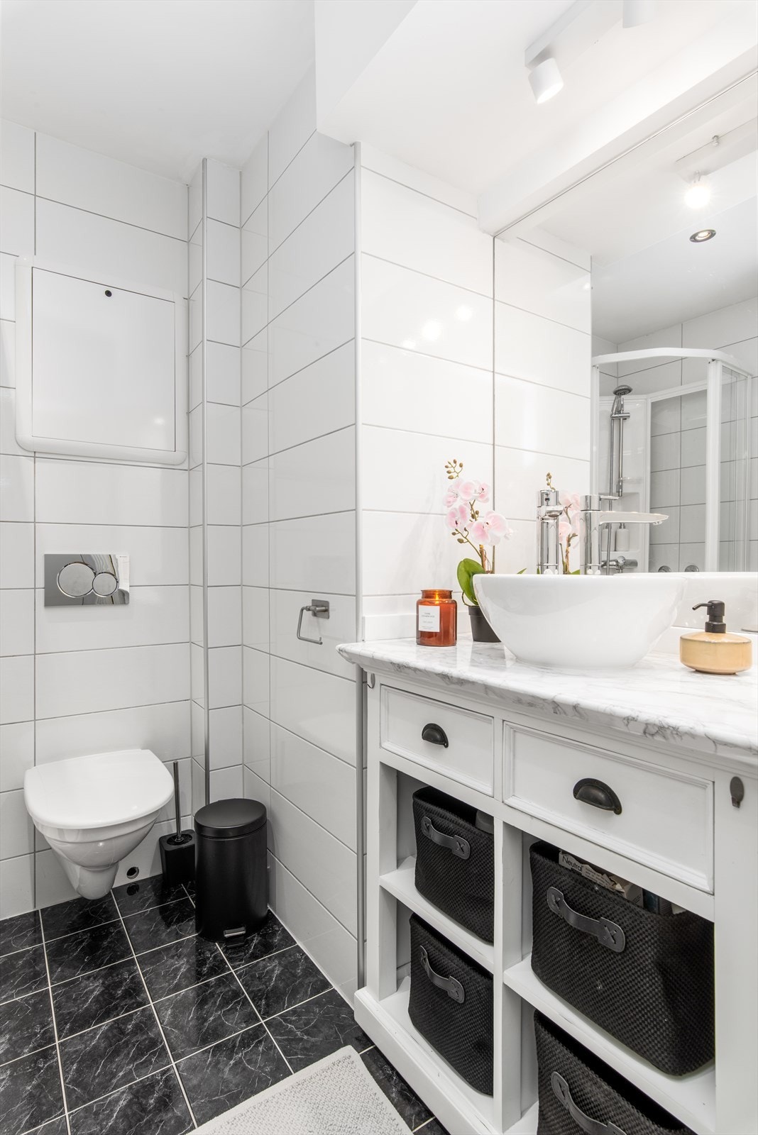 Bad med fliser på gulv og vegg. Galleribilde