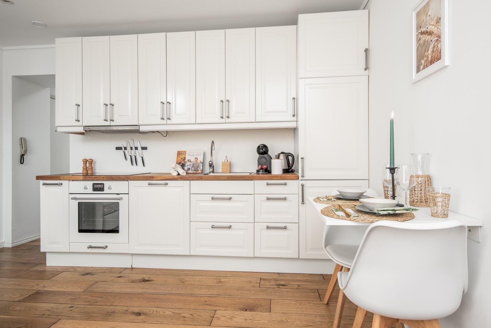 Pent og tidløst kjøkken med integrerte hvitevarer Galleribilde