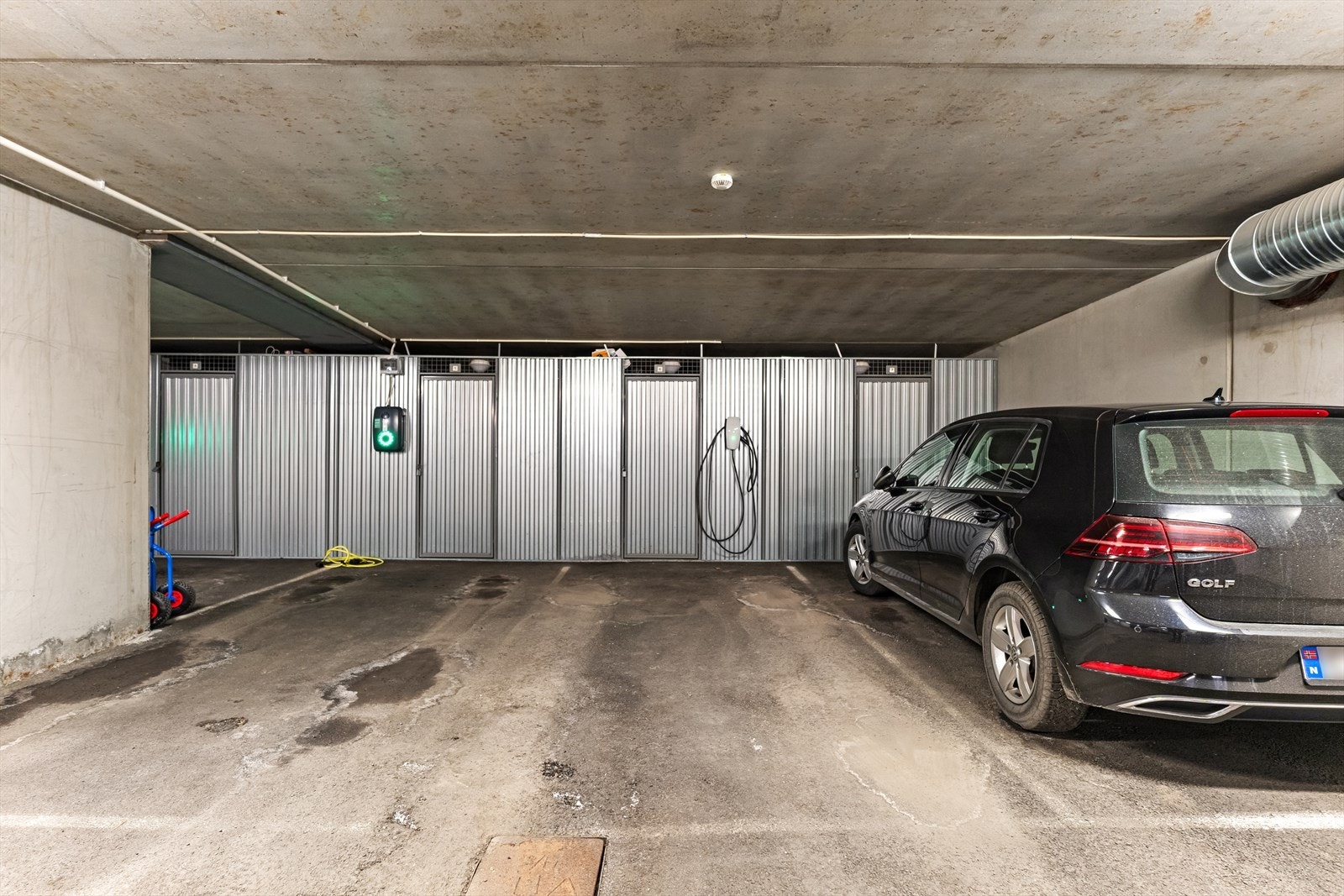 Kjører du ned i kjelleren har du egen parkeringsplass, med el-lader og romslig bod på ca.6 kvm. Galleribilde