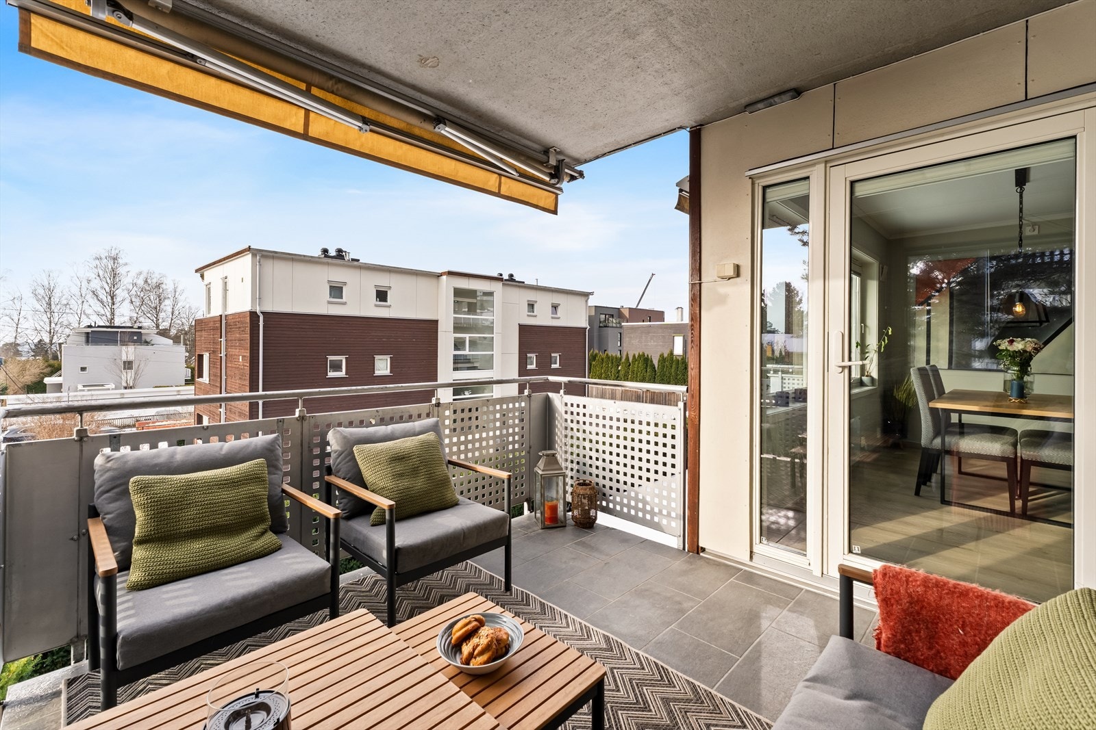 Det er montert markise over balkongen for å skjerm lys- og sol. Galleribilde