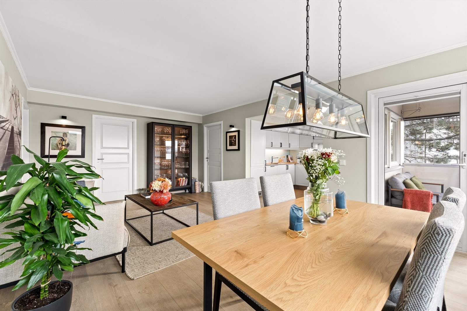 Veggene består av slette, malte flater som ble oppusset og malt i 2023. Galleribilde