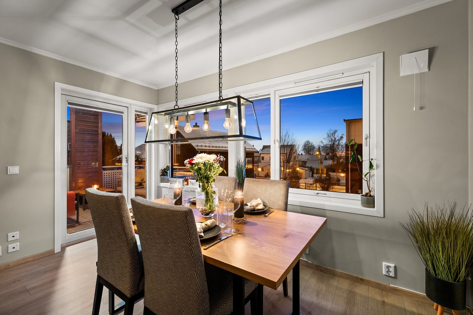 Store vindusflater som gir flott lysinnslipp og en luftig romfølelse. Galleribilde