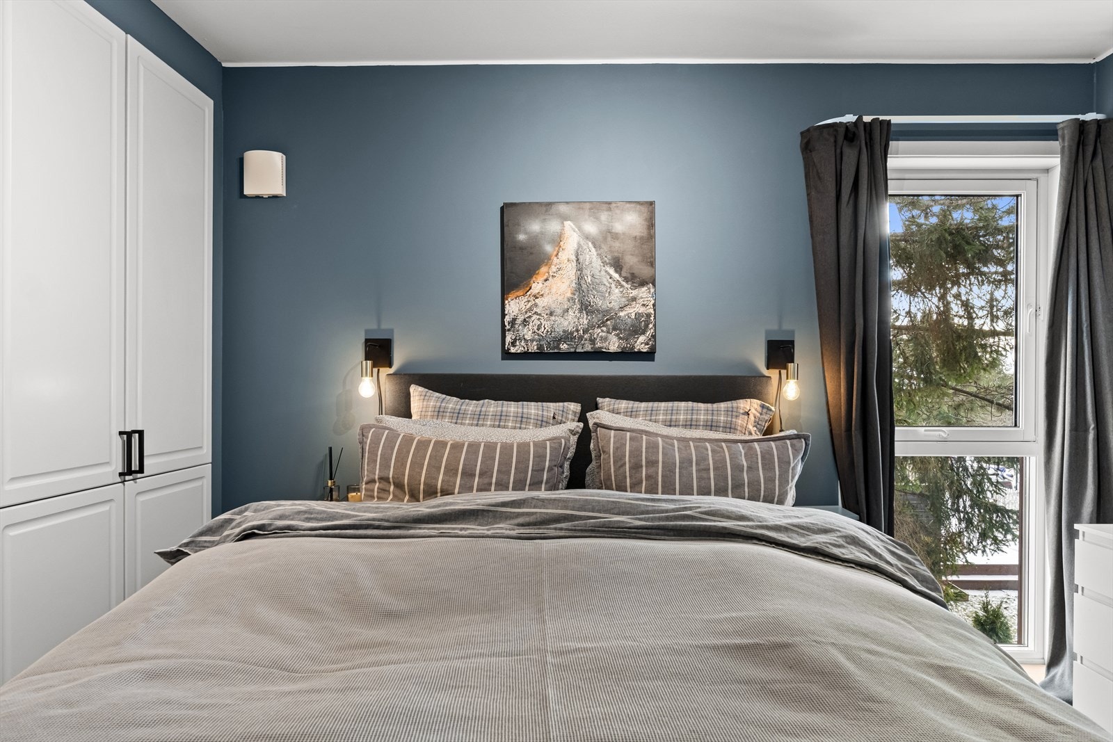 Hyggelig og lunt soverom med vindu ut mot rolige omgivelser. Galleribilde