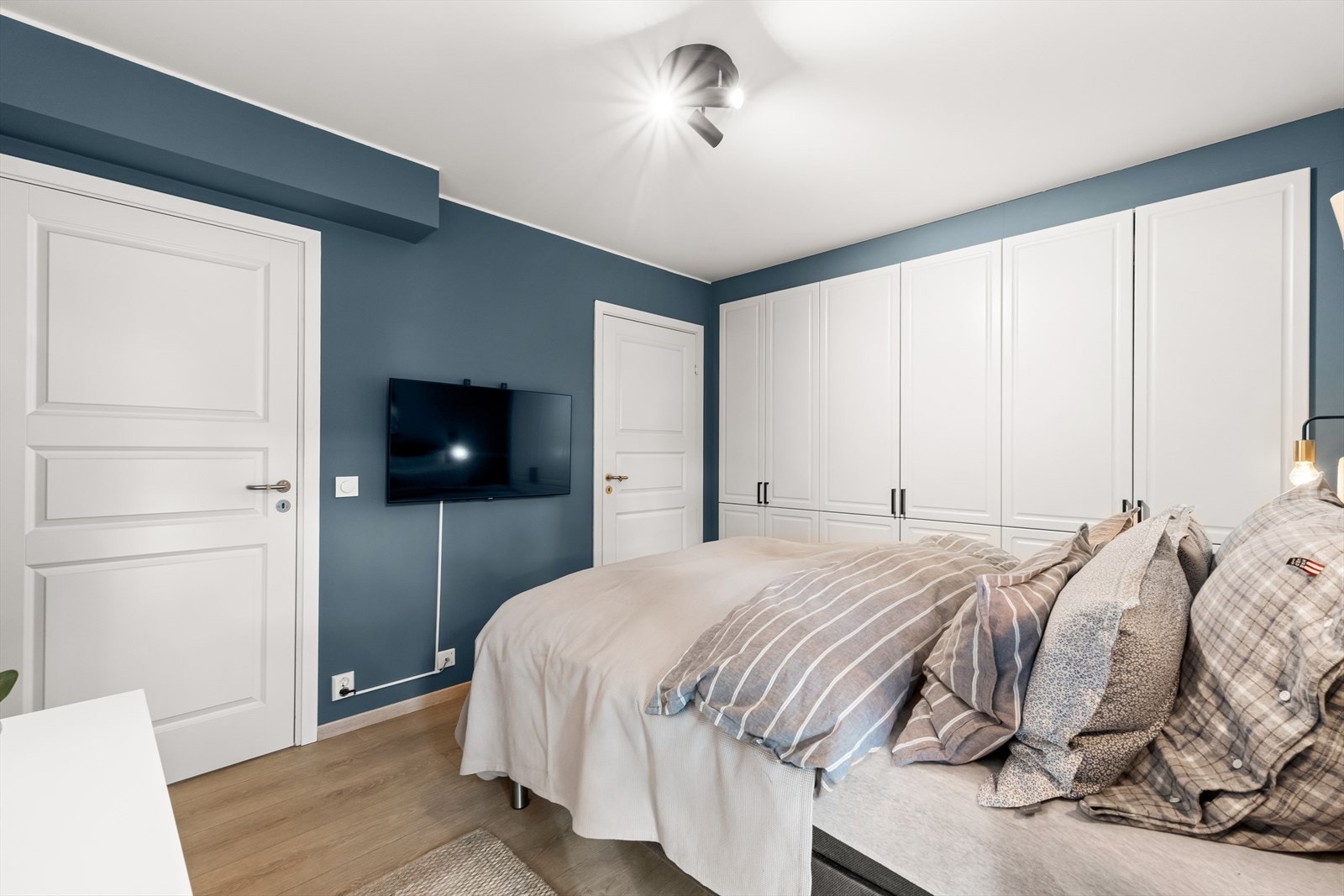 Rommet har innebygd garderobeskap samt en egen bod med svært gode oppbevaringsmuligheter. Det er også mulighet for å etablere et walk-in-closet dersom man ønsker en mer eksklusiv garderobeløsning. Galleribilde