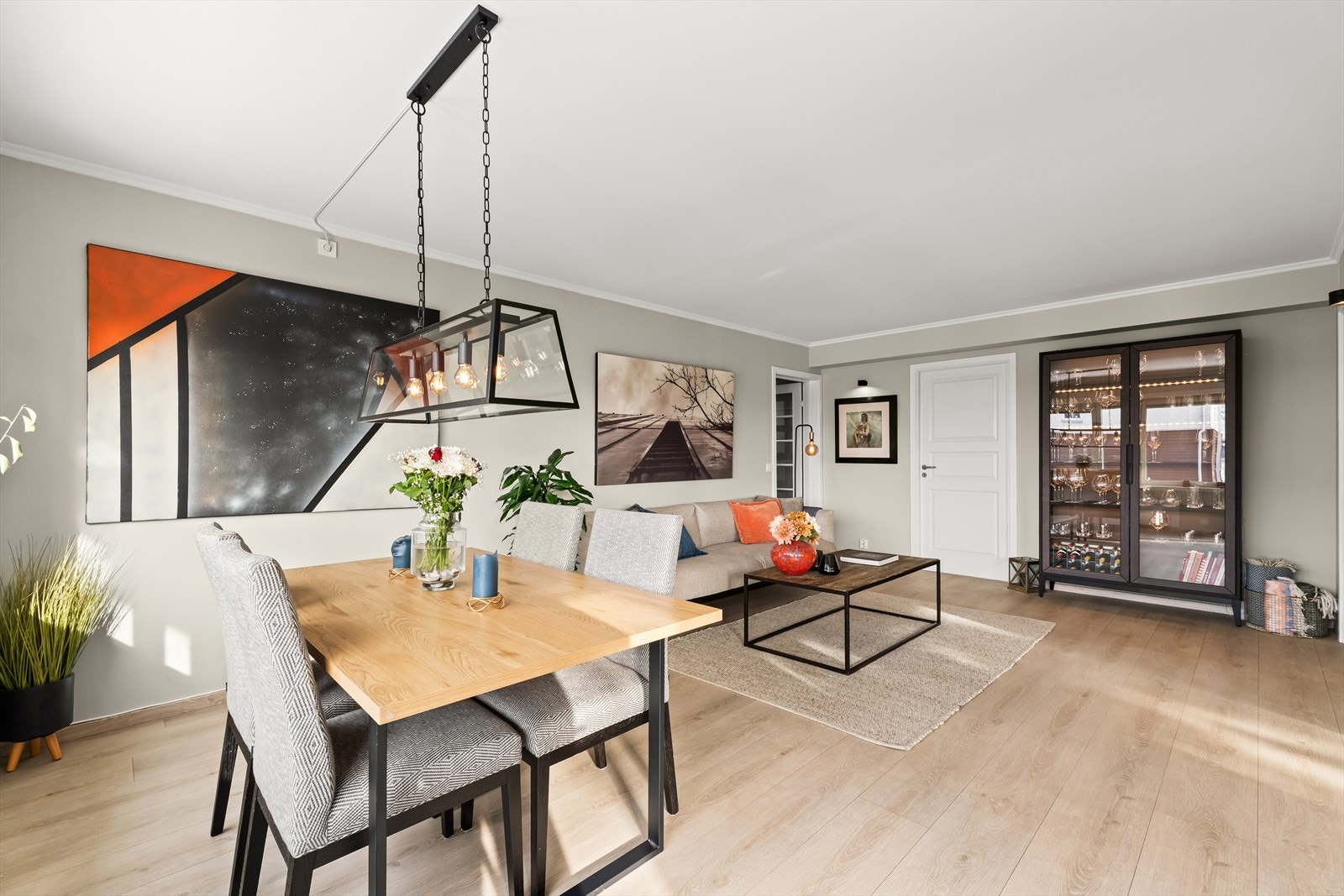 Leiligheten fremstår med gjennomgående pene og tidsriktige overflater. På gulvene er det lagt laminat av god kvalitet i 2023, og det ble samtidig montert nye gulvlister - arbeid utført av fagperson. Galleribilde