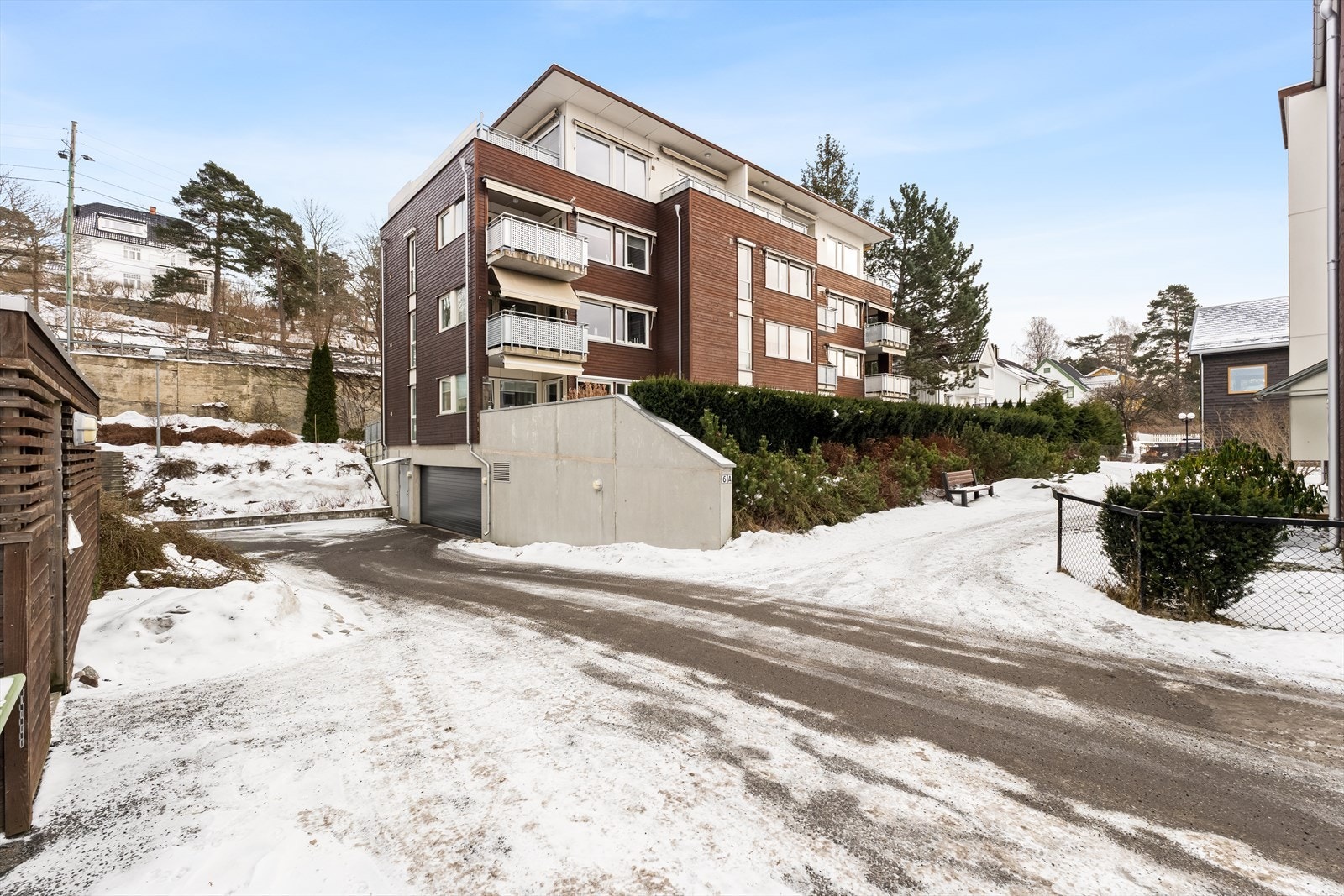 Sameiet har god adkomstvei og rikelig med plass til bilder, gangveier og hyggelig sittegrupper. Egen gjesteparkering for besøkende. Galleribilde