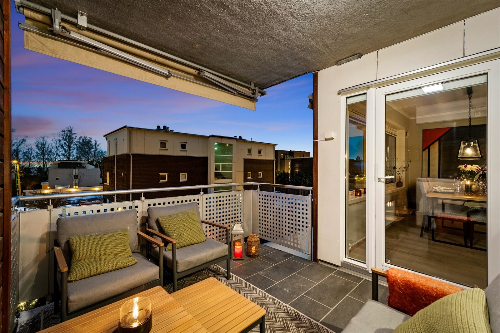 Solrik uteplass med god plass til både sittegruppe og beplantning. Galleribilde