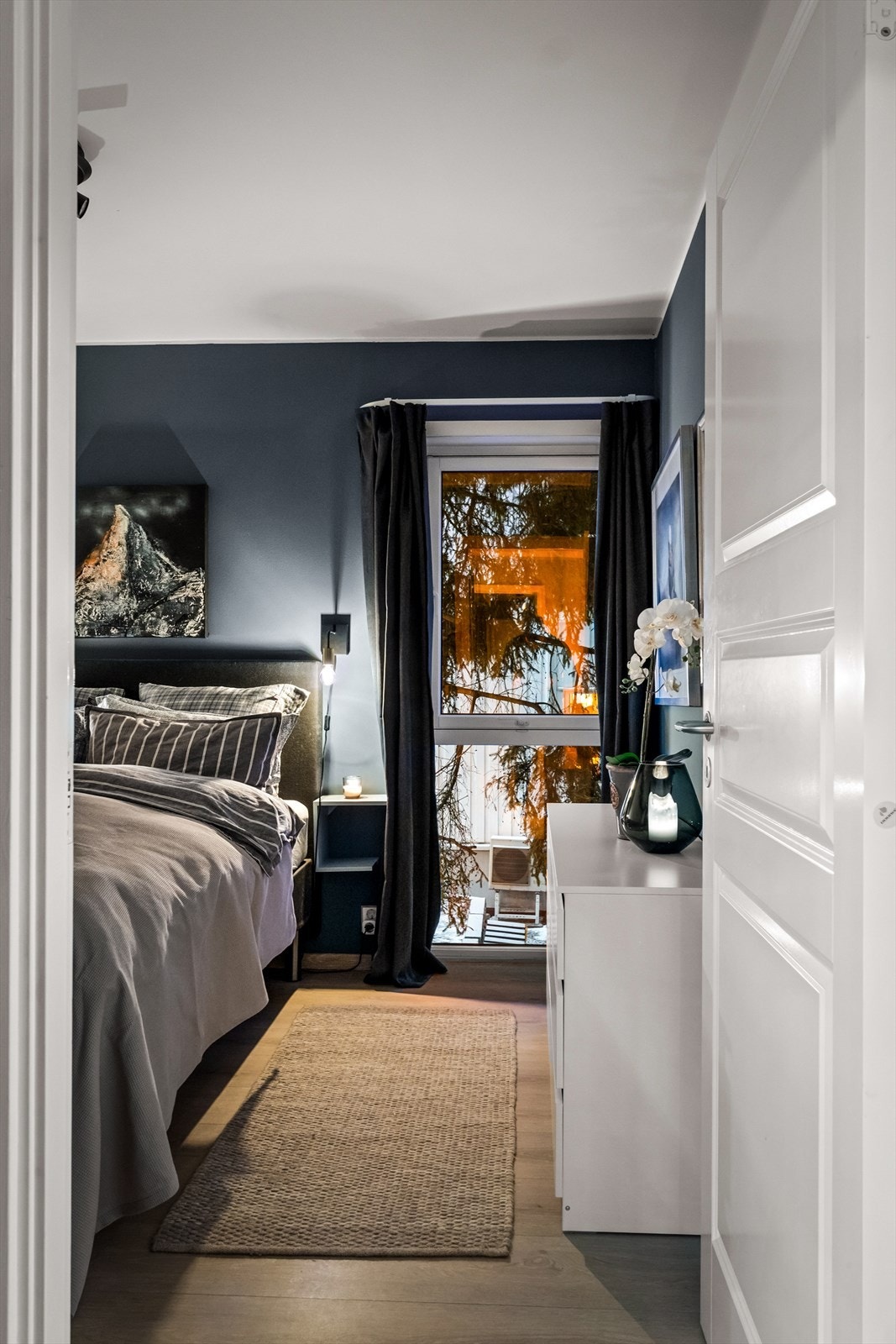 Leiligheten har en attraktiv plassering helt ytterst i bygget, noe som gir en pen og tilbaketrukket beliggenhet. Galleribilde