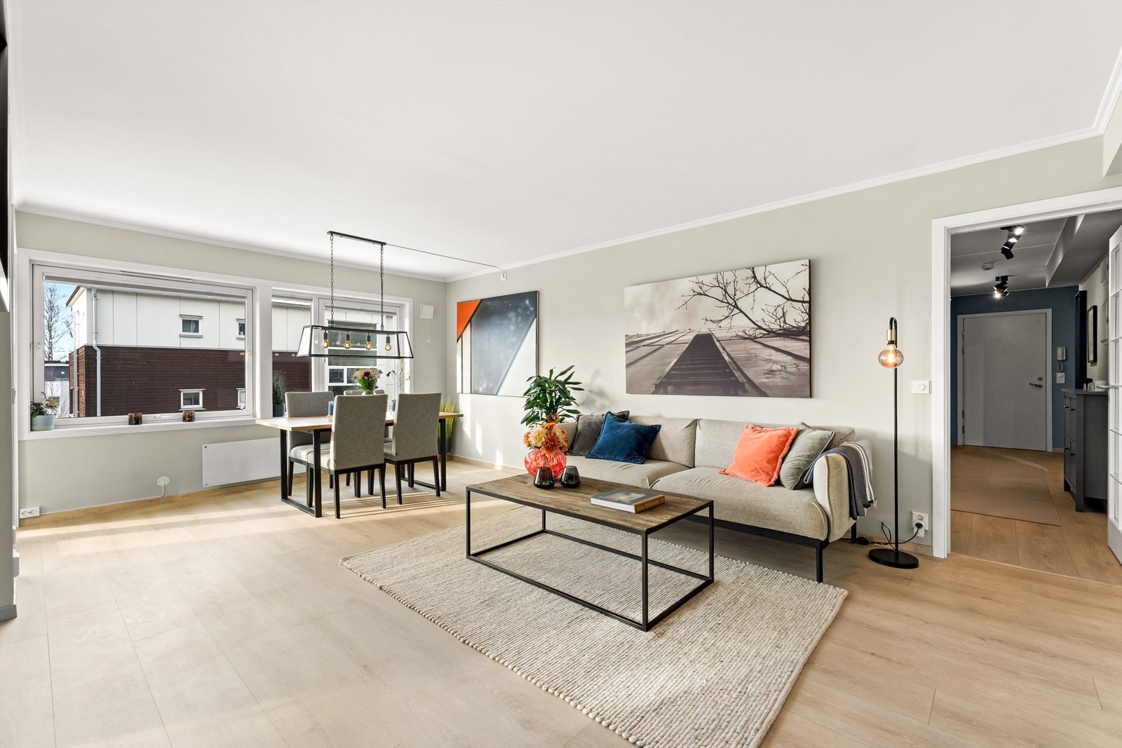 Stuen har markise over vinduene, samt måltilpassede plisségardiner i stue og kjøkken fra Markisemannen (2023). Galleribilde