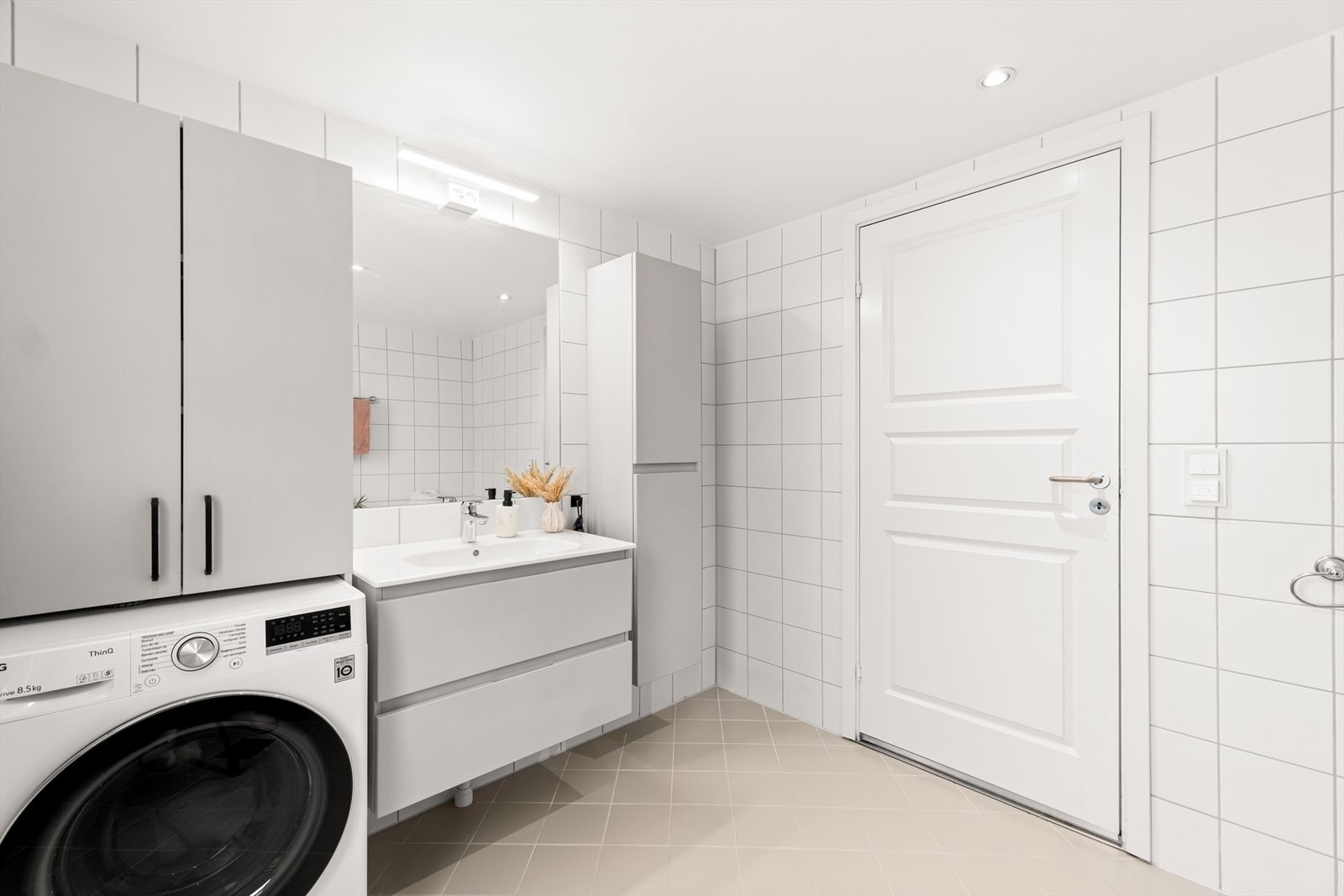 Gjennomført stil med fliser på både gulv og vegger. Galleribilde