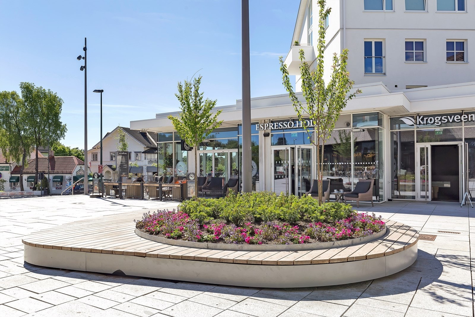 Sæter torg - et hyggelig nærsentrum med butikker, caféer og servicetilbud. Galleribilde