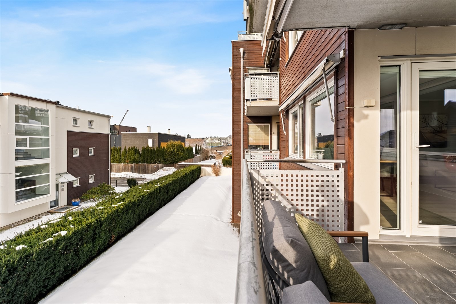 Fra den vestvendte balkongen har du et trivelig utsyn over de velstelte fellesarealene. Galleribilde