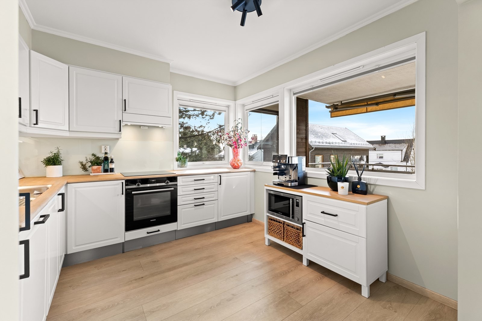 Godt utstyrt med komfyr, induksjonstopp og oppvaskmaskin fra Siemens montert i 2023. Det innebygde kjøleskap/fryser kombiskapet gir en helhetlig og praktisk løsning. Det innebygde kjøleskap/fryser kombiskapet gir en helhetlig og praktisk løsning. Galleribilde