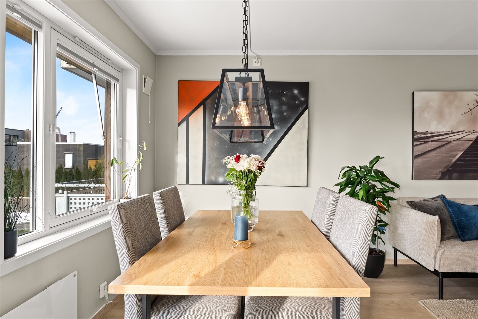 Himlingen har slette, malte overflater og en målt takhøyde på ca. 2,43 meter. Galleribilde