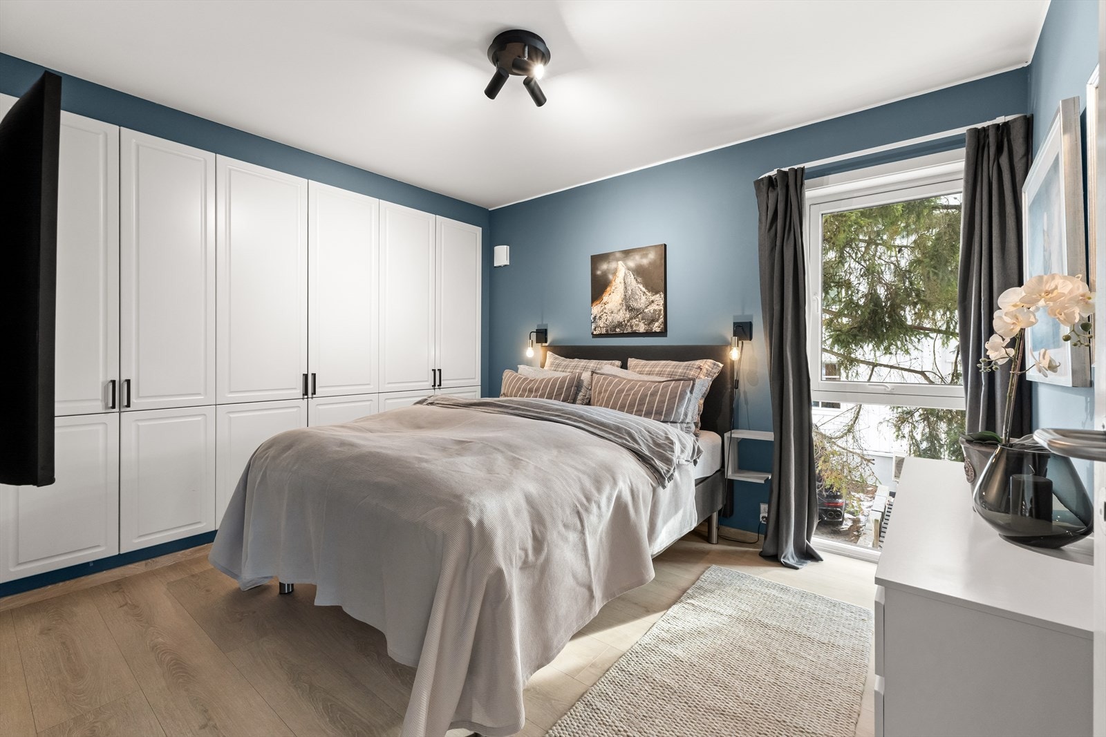 Soverom 1 oppleves som lunt og innbydende, med god plass til dobbeltseng og en elegant, innbygd garderobeløsning som sørger for rikelig lagringsplass. Galleribilde