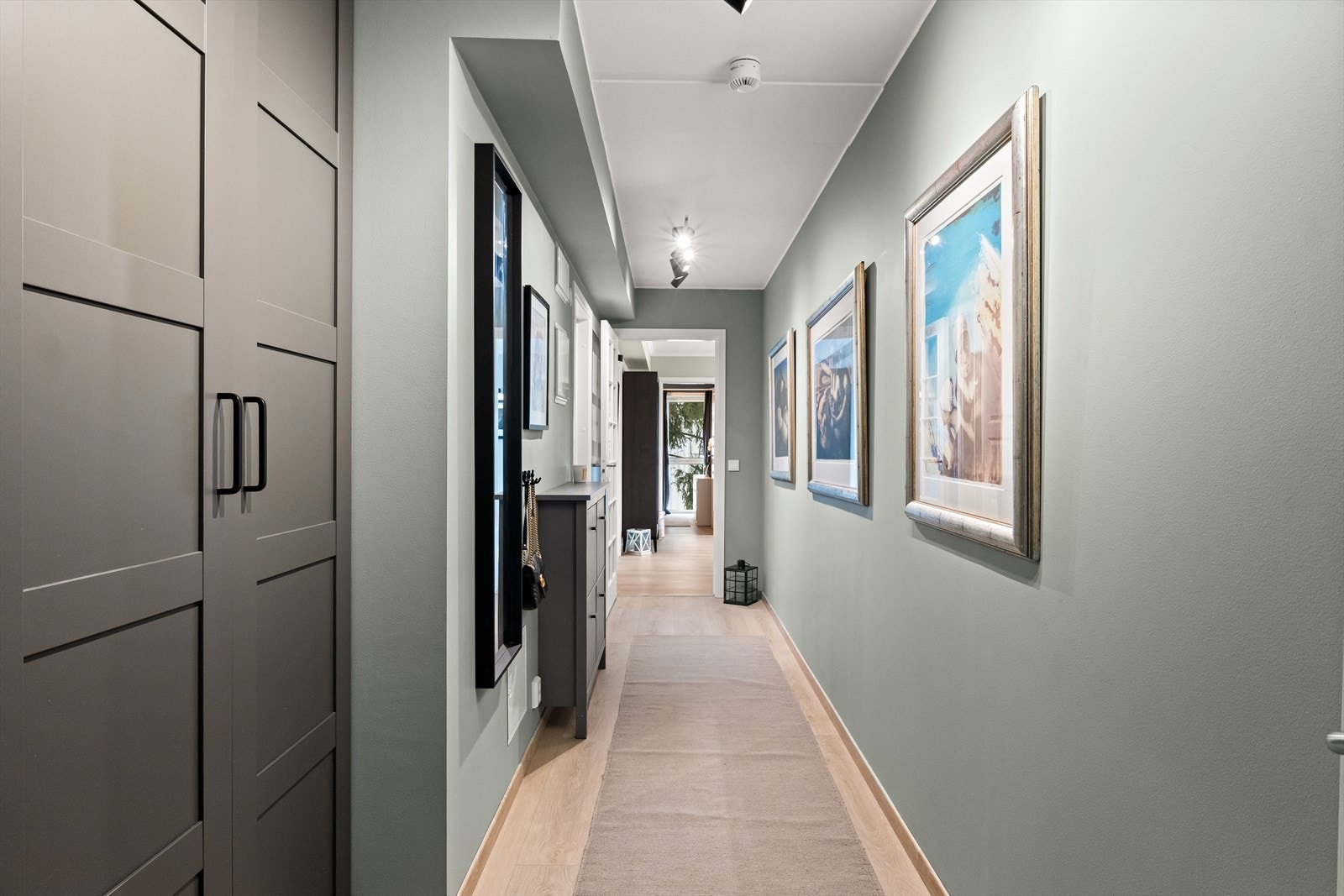 Entréen gir et godt førsteinntrykk av boligen, med plass til både sko og yttertøy. Garderobeløsningen gir praktisk oppbevaring og bidrar til et ryddig og oversiktlig inngangsparti. Galleribilde