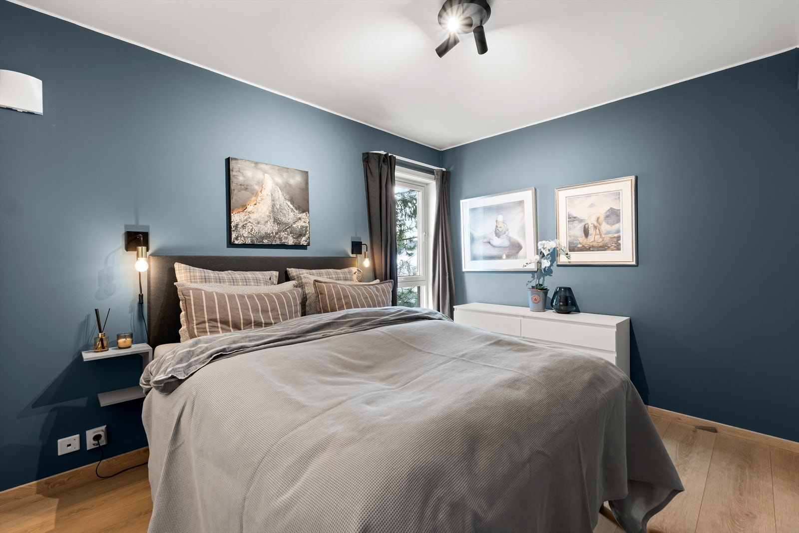 Sammen med de gode lysforholdene og rommets størrelse, skaper dette en harmonisk og behagelig sone. Galleribilde