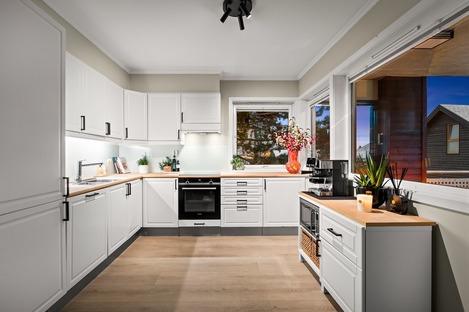 God skap- og benkeplass med heltre benkeplate. Galleribilde