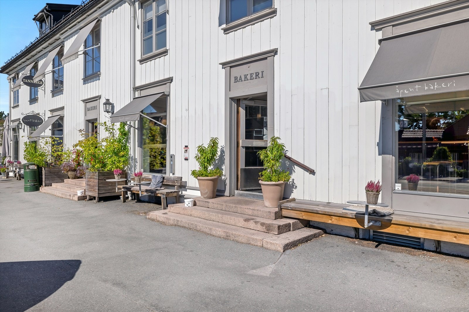 Håndverksbakeri på Holtet med nydelige bakverk, pizza og hyggelig atmosfære. Galleribilde