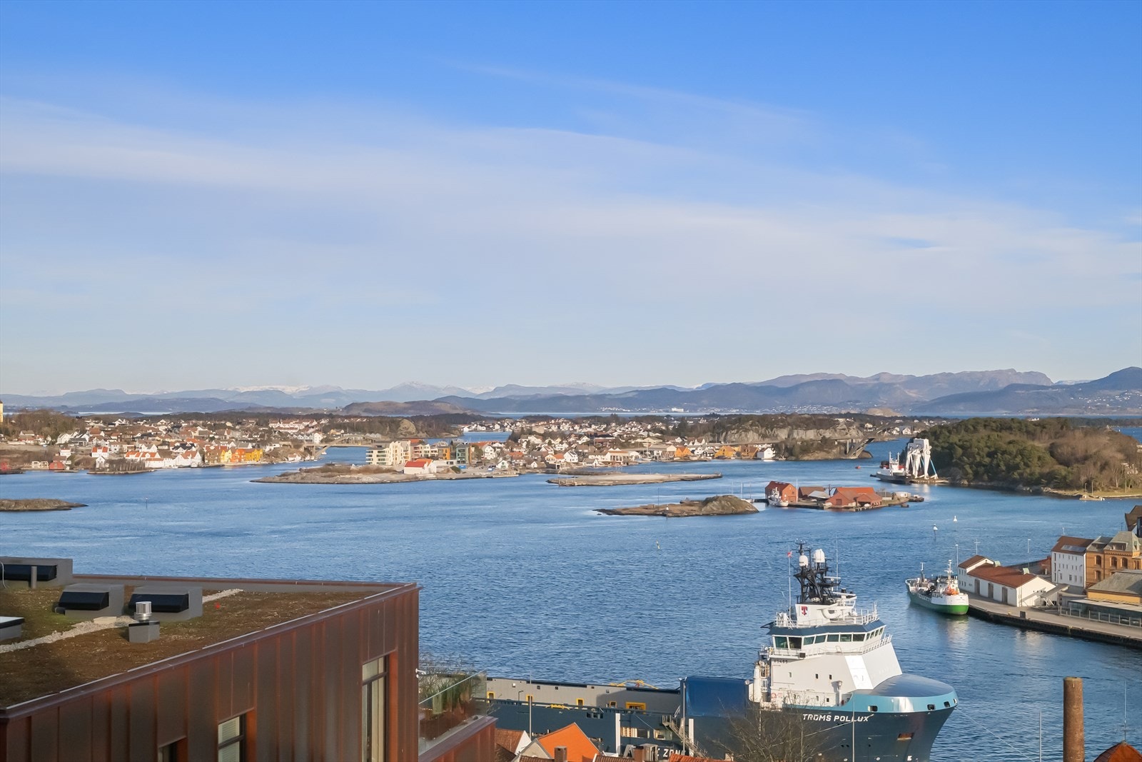 Spektakulær utsikt over Byfjorden og innseilingen til Stavanger med båter og idylliske øyer. Perfekt beliggenhet for dem som elsker sjø og natur. Galleribilde