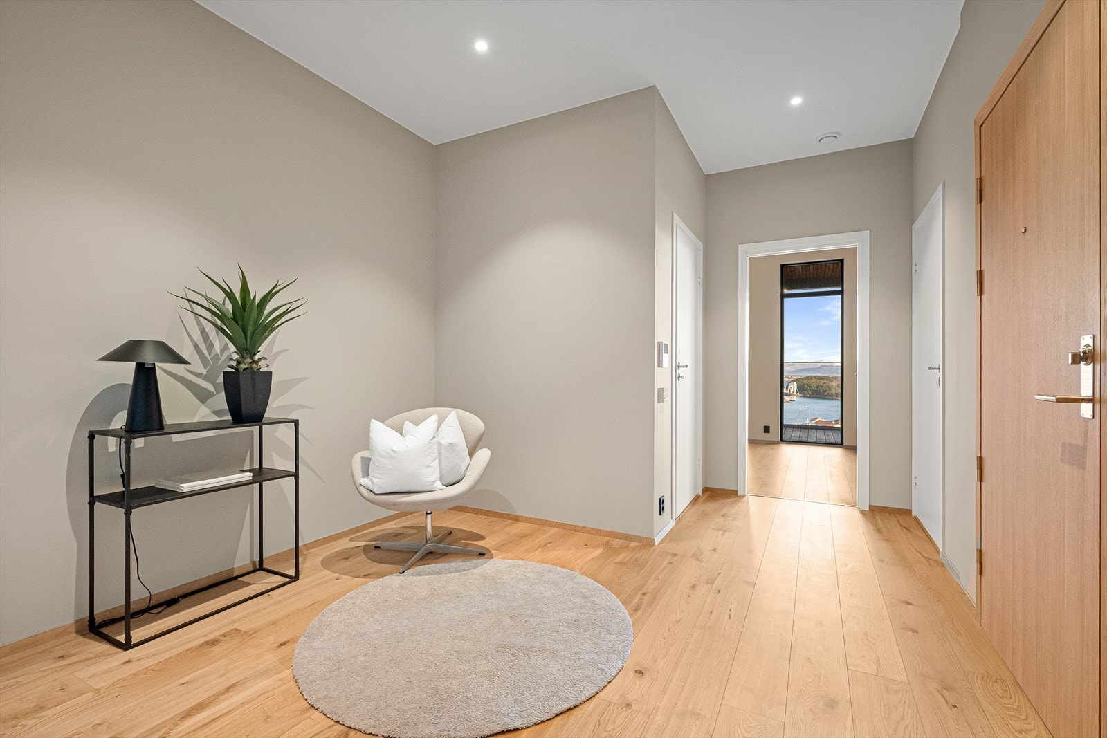 Stor, åpen gang med god plass til garderobe Galleribilde