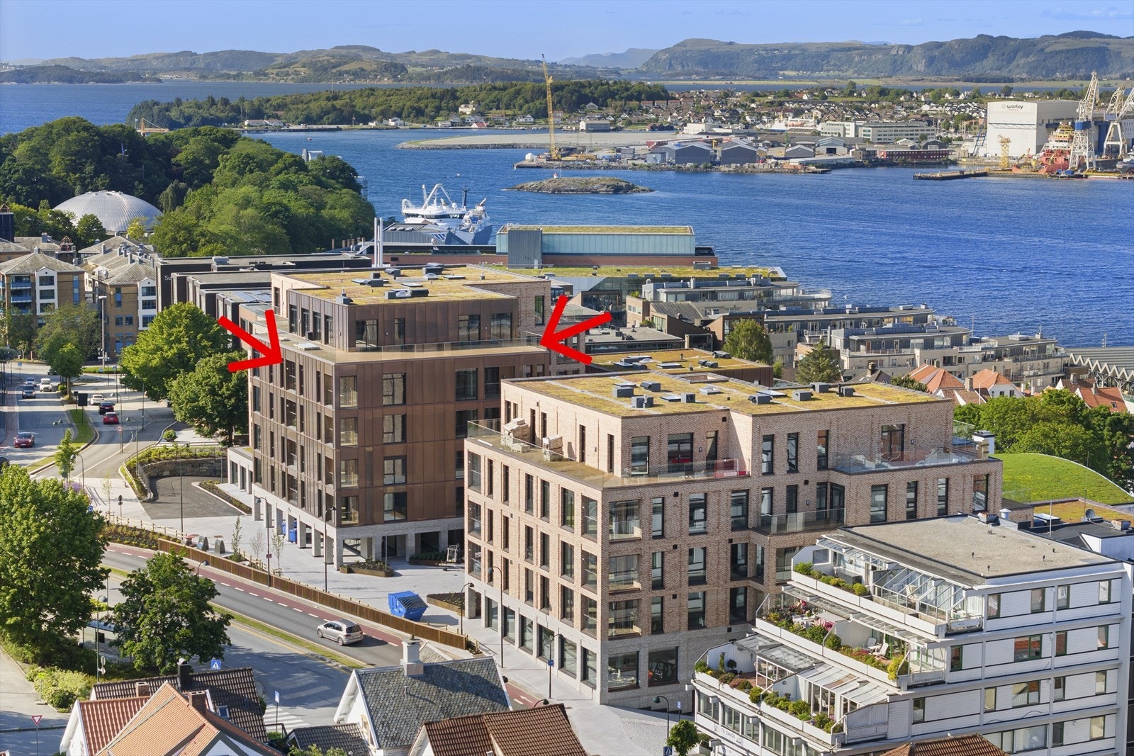 Leiligheten er gjennomgående med nydelig utsikt og med balkong i begge ender. Galleribilde