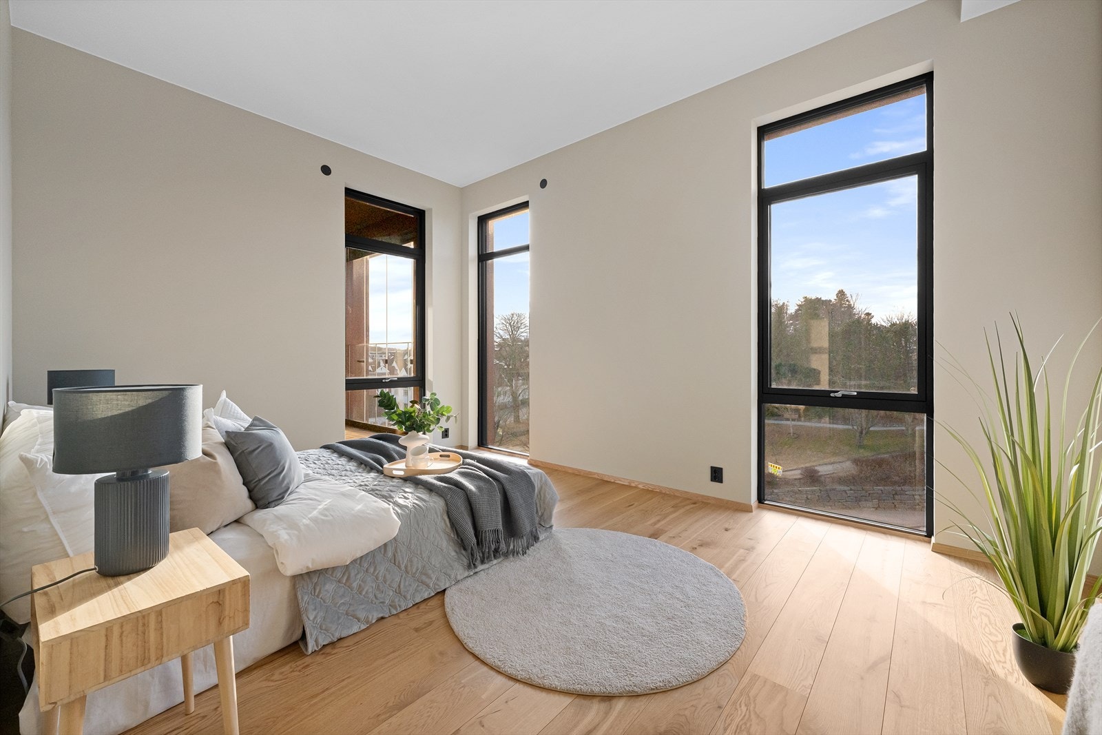 Meget rolig og lyst hovedsoverom Galleribilde