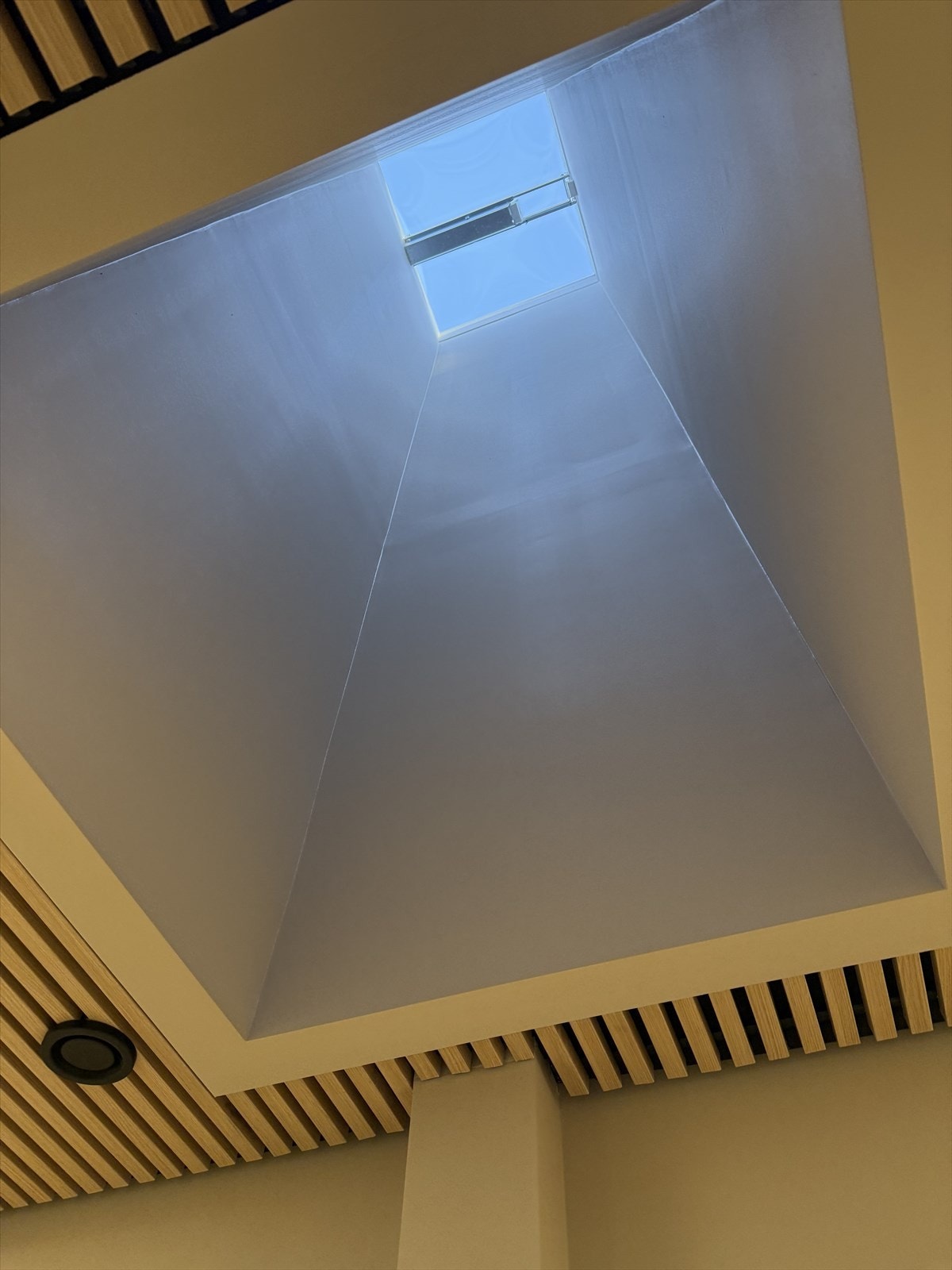 Leiligheten ligger i 5. etasje. Det er kun en inntrukket toppetasje over. Lys-sjakt sørger for veldig bra lysforhold i inngangspartiet Galleribilde